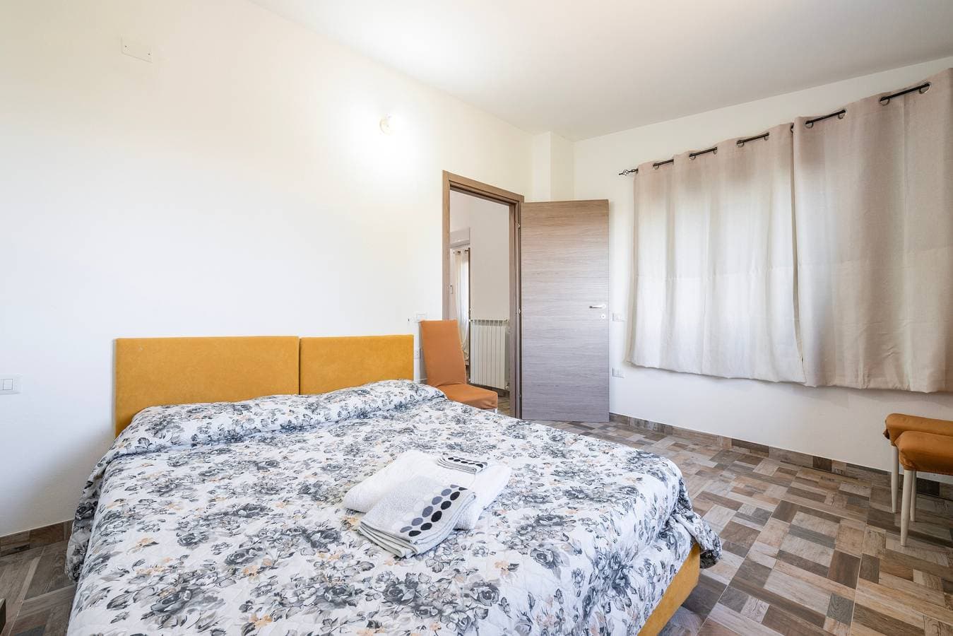 Foto 8 von 30: Zimmer 'Camera - Pisicinirgas' mit Bergblick, WLAN und Klimaanlage
