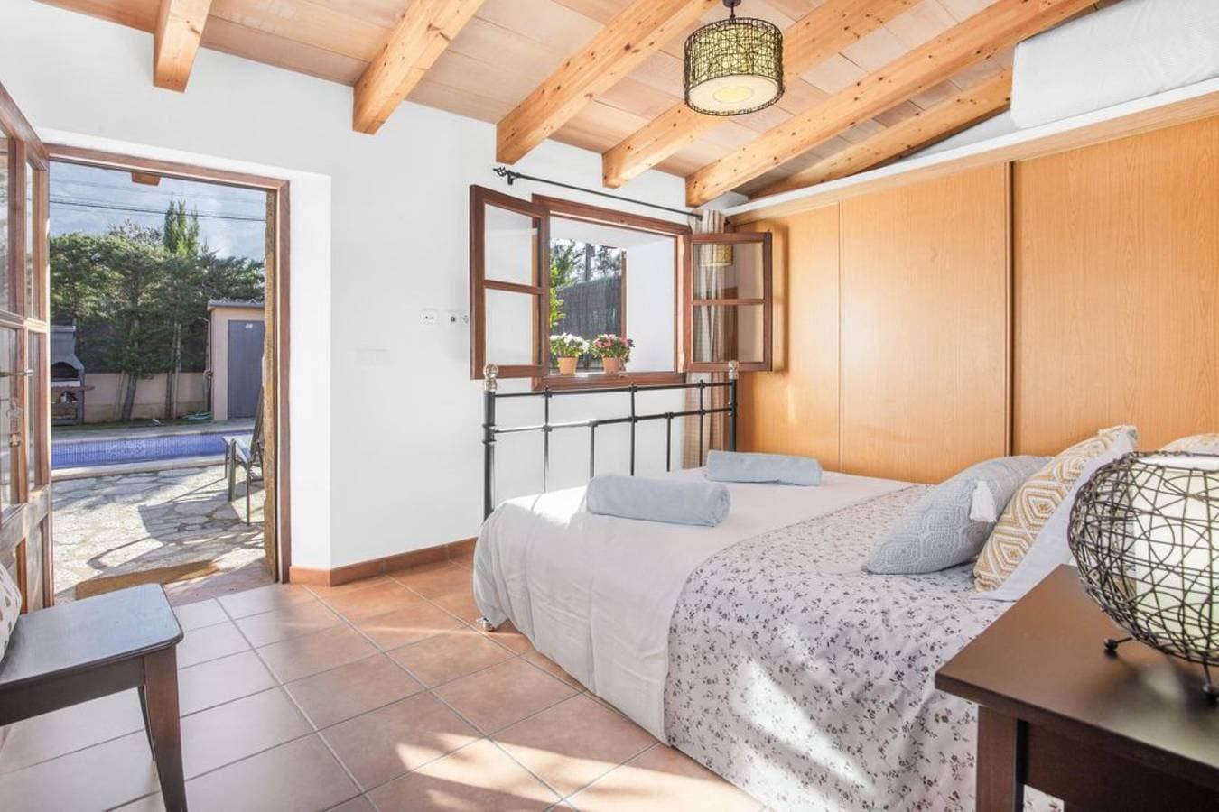 Foto 13 von 22: Klimatisiertes Ferienhaus mit Pool, Terrasse, Bergblick und WLAN