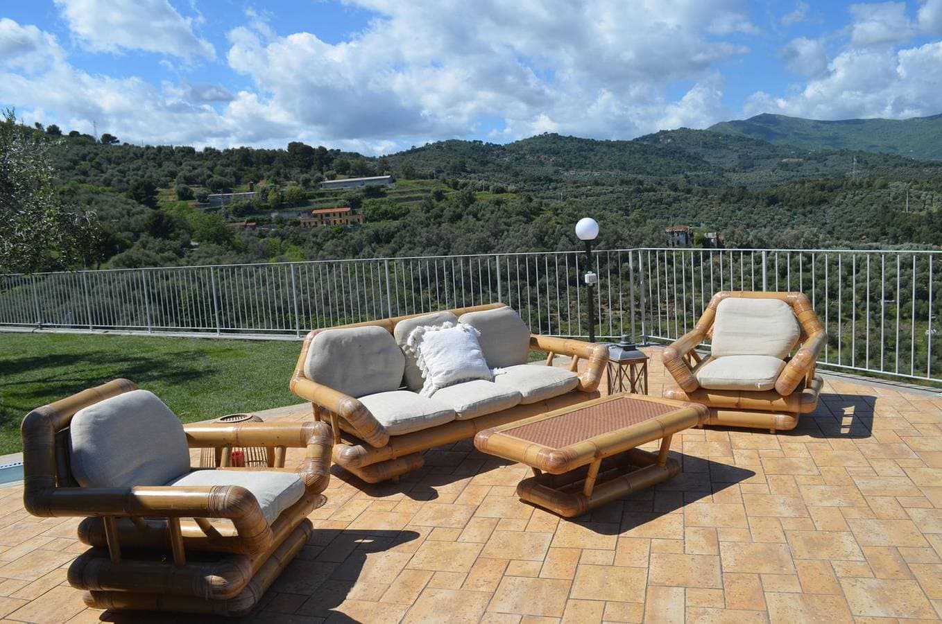Foto 6 von 39: Elegante Pool-Villa mit fantastischem Meerblick und Garten