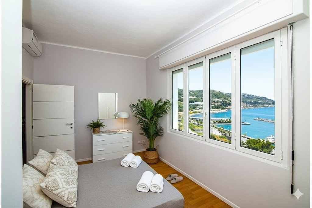 Foto 8 von 21: Ferienwohnung mit Klimaanlage und Balkon mit Meerblick