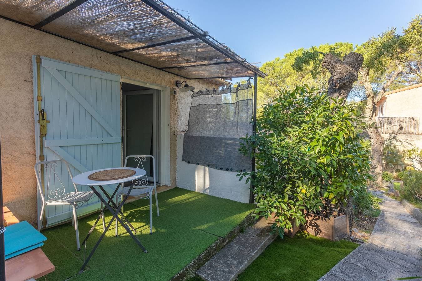 Foto 13 von 22: Gästezimmer „Au Jardin Des Couleurs“ mit Bergblick, WLAN und Klimaanlage