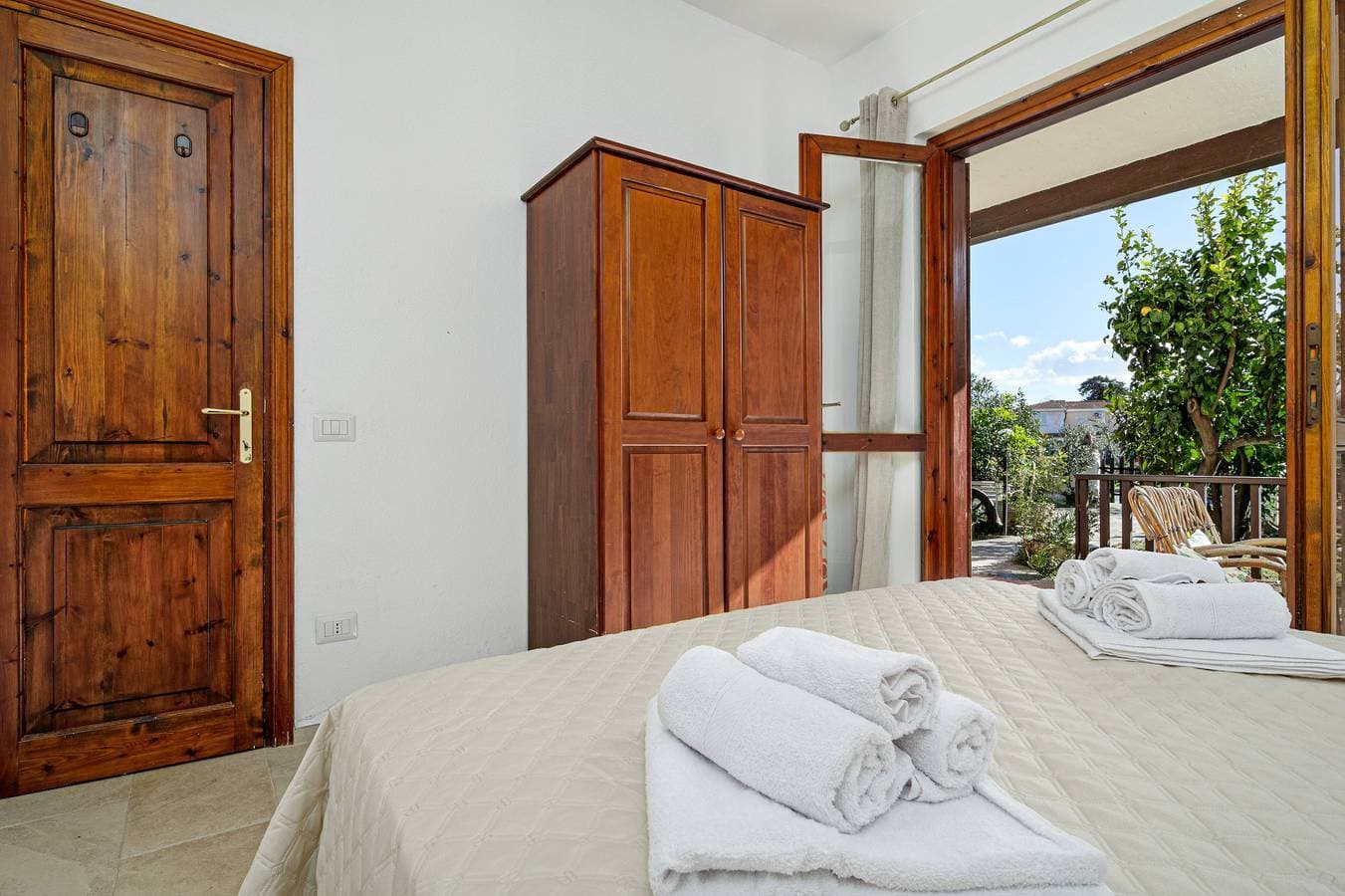Foto 8 von 21: Apartment 'Brezza Marina - Garden' mit privater Terrasse, WLAN und Klimaanlage