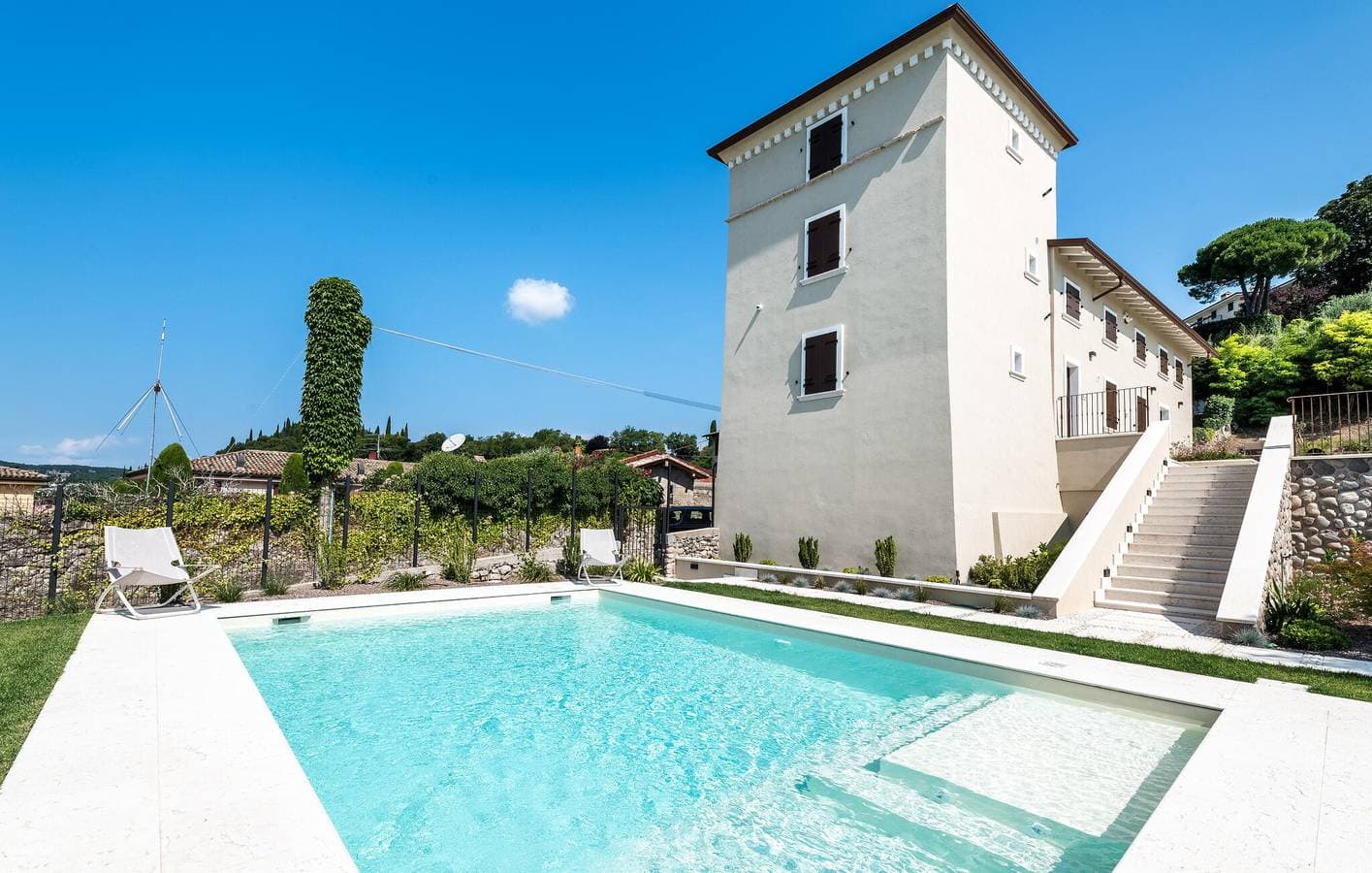 Foto 2 von 47: Ferienunterkunft mit Seeblick, AC, Pool, Parkplatz & WiFi
