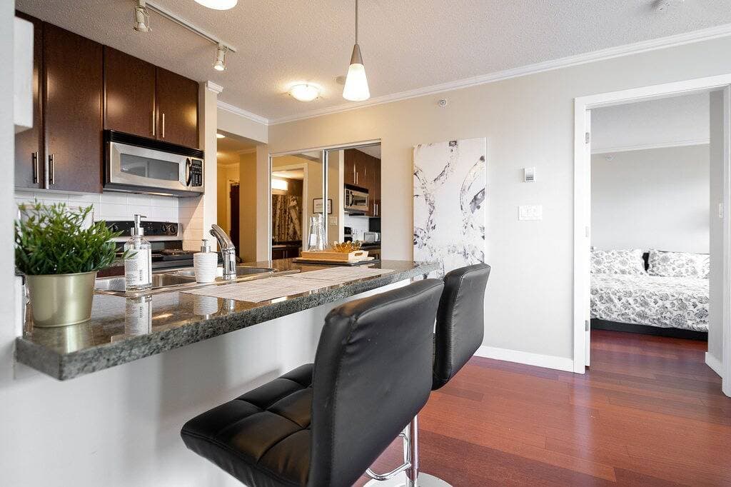 Foto 11 von 33: Vancouver condo: surreal water/mountain/harbor views 2Beds/2Ba