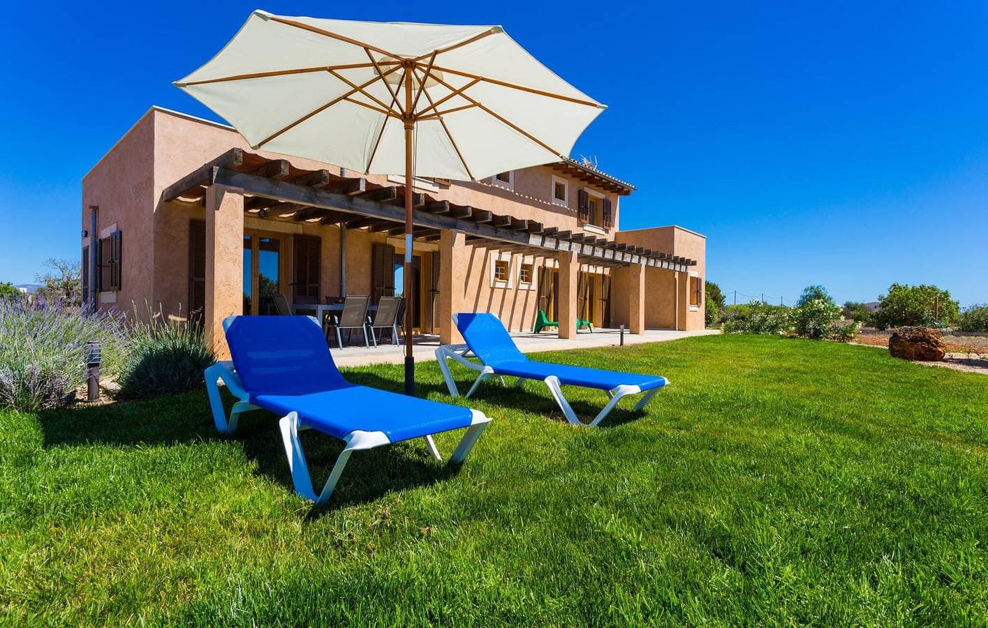 Foto 12 von 51: Gemütlicher Rückzugsort am Strand mit Terrasse, Pool und Wifi