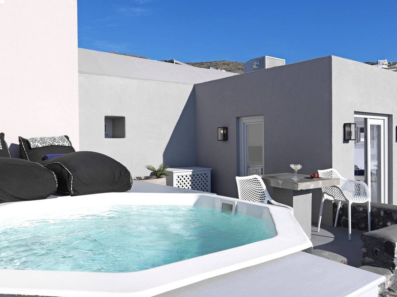 Foto 2 von 17: Luxury Santorini Villa | Superior Villa | Private Heated Plunge Pool | Sea View