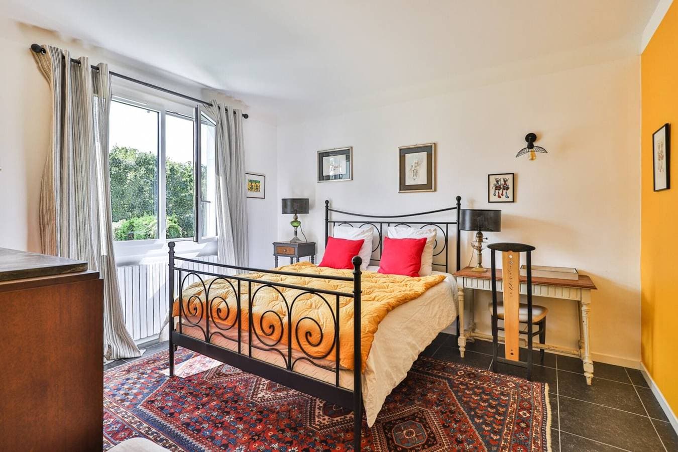 Foto 3 von 13: Gästezimmer 'Txori Etxea – Gelbes Zimmer' mit Pool und Frühstück