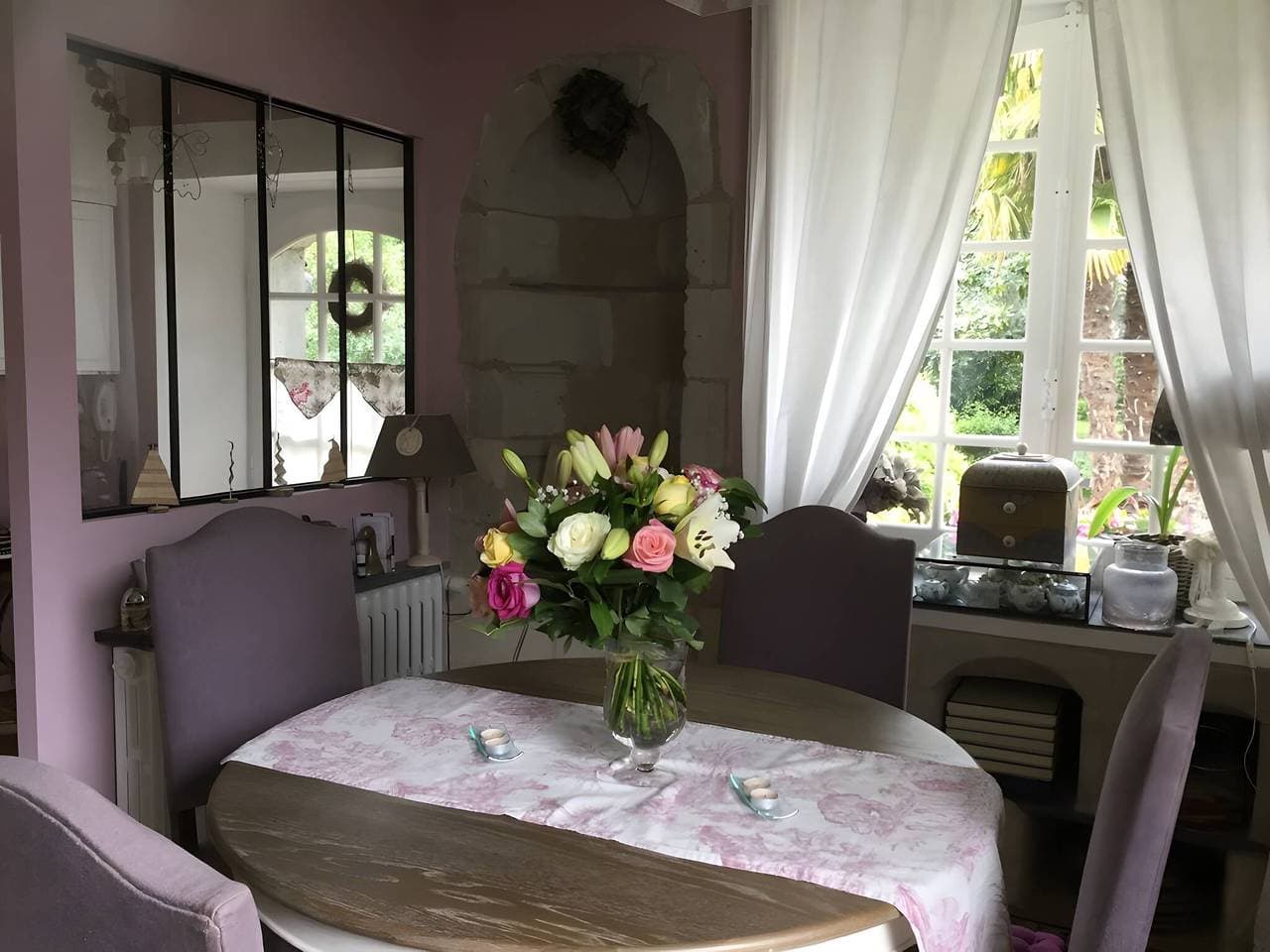 Foto 5 von 25: Zimmer Darjeeling in Les Ormeaux: Seeblick, Gemeinschaftsterrasse & WLAN
