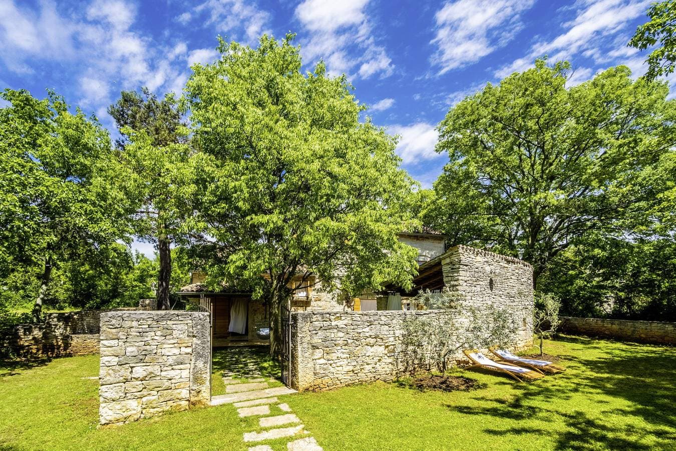 Foto 5 von 48: Ferienhaus Una * 1000 m2 Garten mit Liegewiese, Grill, WLAN