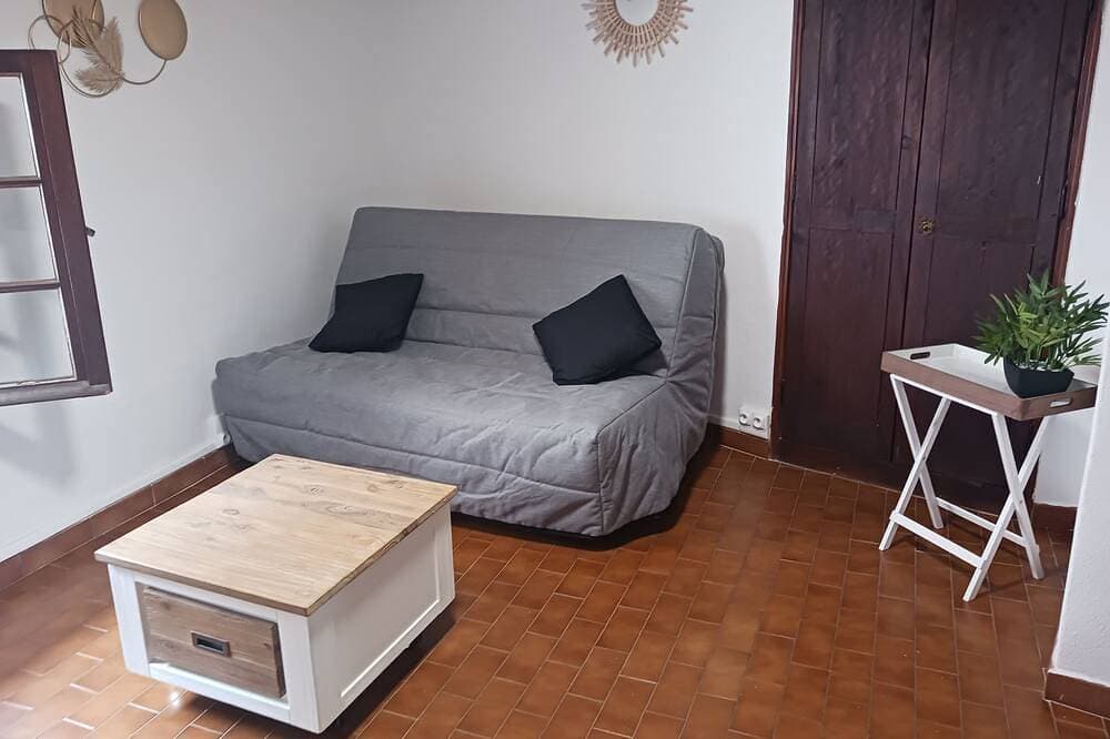 Atypical studio in the center of cabris village 1