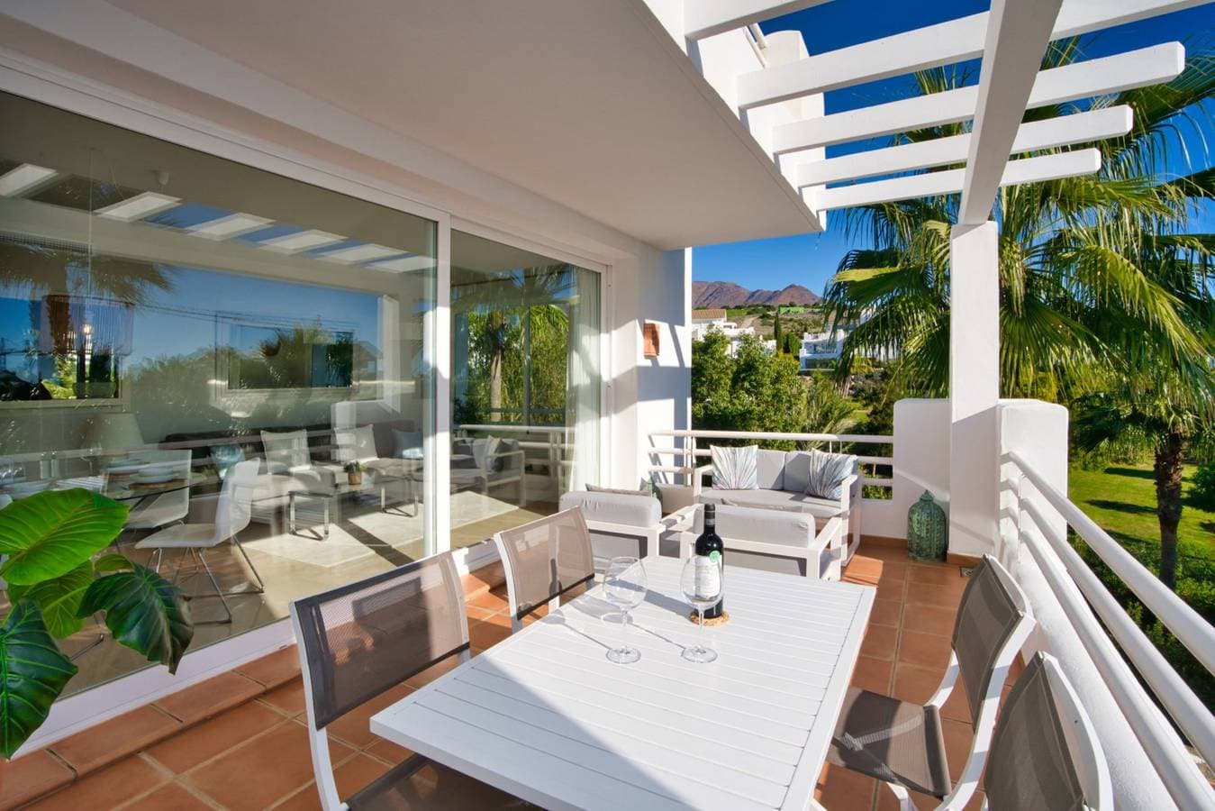 Foto 4 von 43: Modern 2-Bedroom Apartment - Alcazaba Lagoon