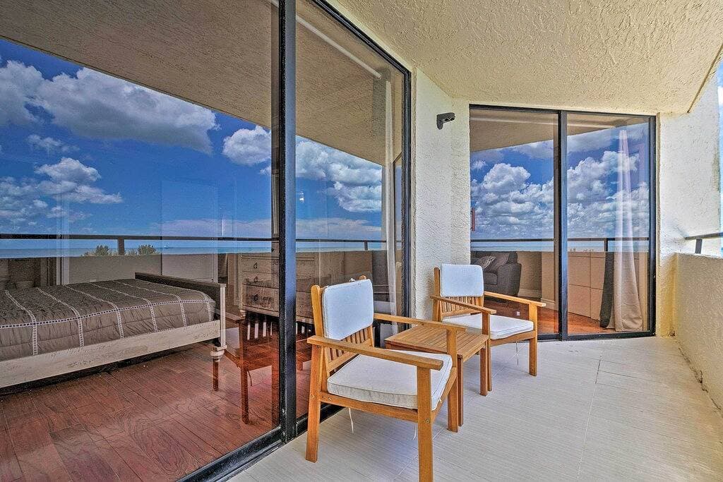 Foto 12 von 27: Modern Waterfront Hudson Condo w/ Resort Pool!