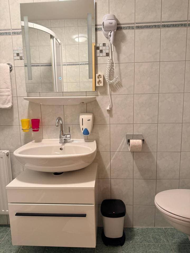Foto 11 von 11: Twin Room with Private Bathroom