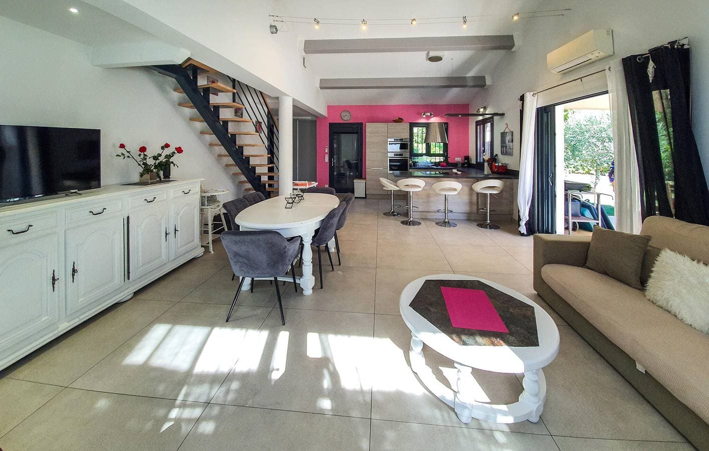 Foto 13 von 22: Geräumiger Rückzugsort mit Pool, Parkplatz und Terrasse