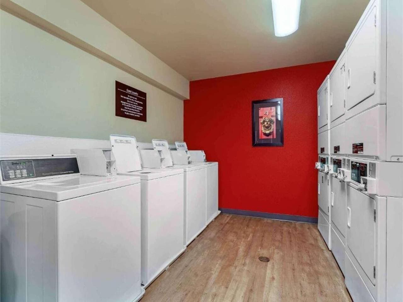 Foto 4 von 18: Entspannendes Studio Sacramento|1 Queen Bett Küche 6 Zimmer