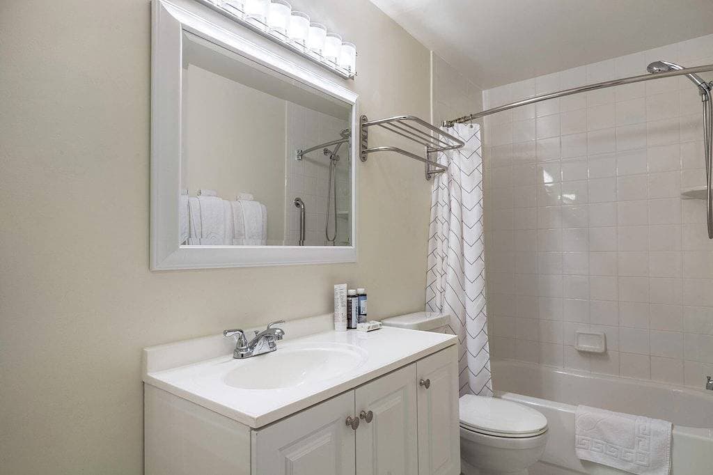 Sleek Dupont Circle 1Br nr. U Street, Metro & Glen’s Mkt, by Blueground 1