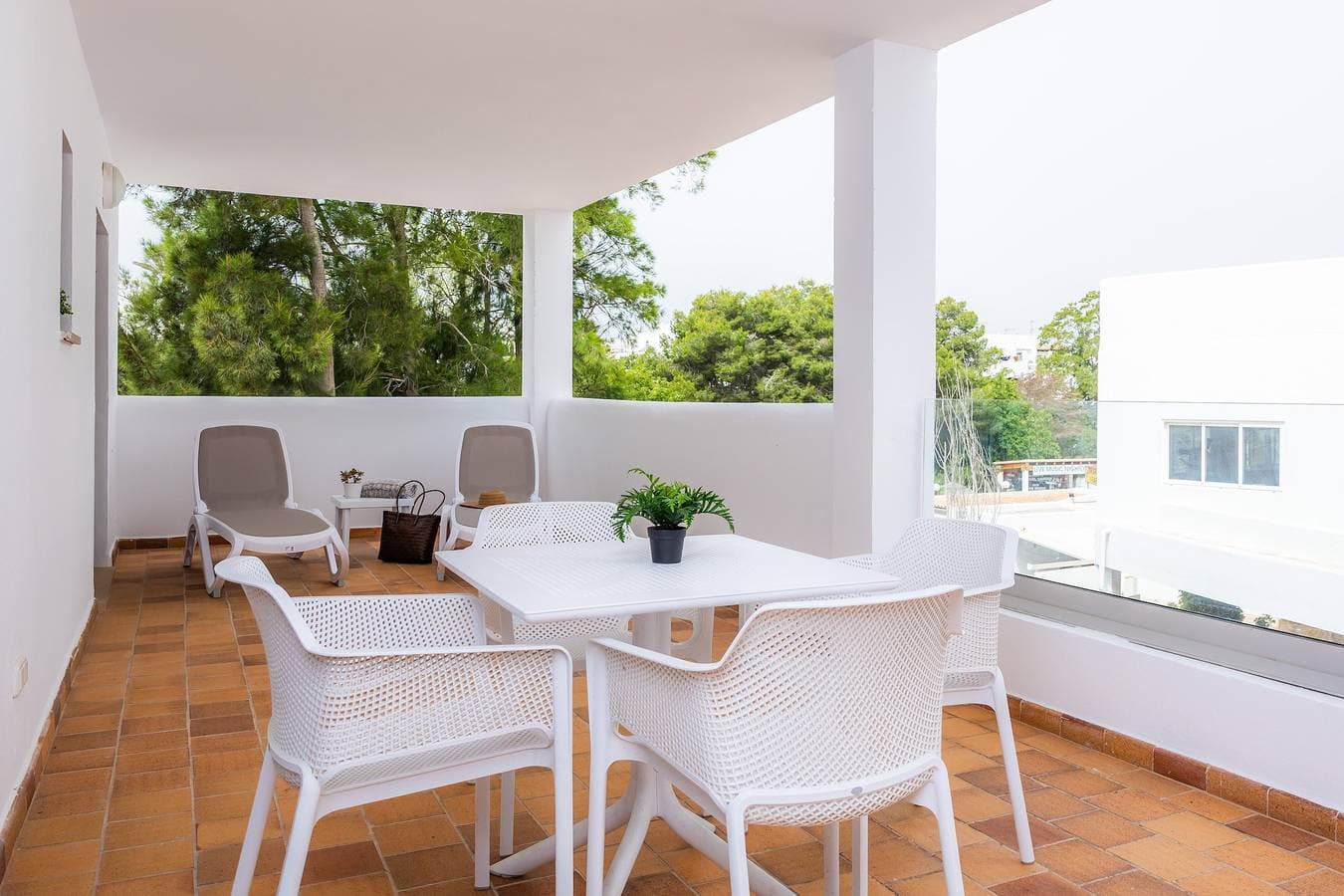 Foto 3 von 28: Ferienwohnung 'White Suites' mit Gemeinschaftspool, WLAN und Klimaanlage