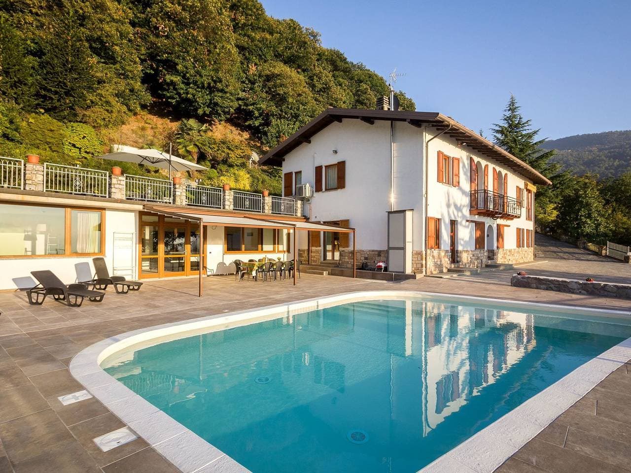 Villa am See mit Pool 1