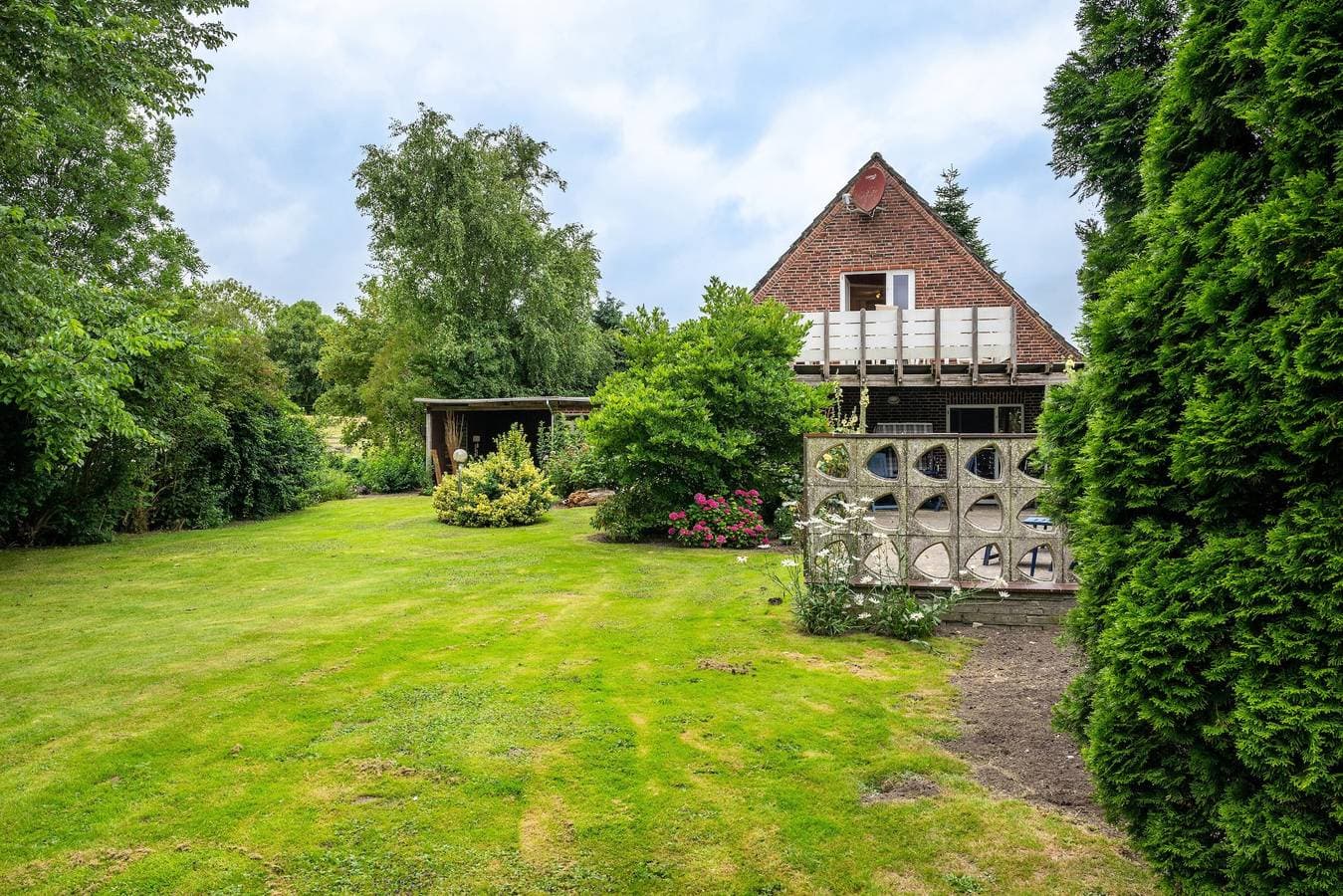 Foto 2 von 45: Ferienwohnung 'Ella Walter, Kiek in' mit Privatterrasse, großem Garten