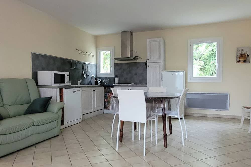 Quiet, detached house close to shops and hiking trails. 1
