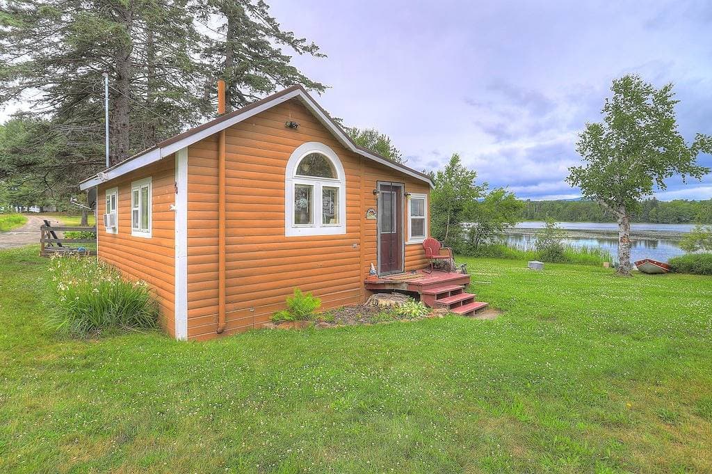 Foto 6 von 17: Cozy Haley Pond Waterfront Cottage in Downtown Rangeley