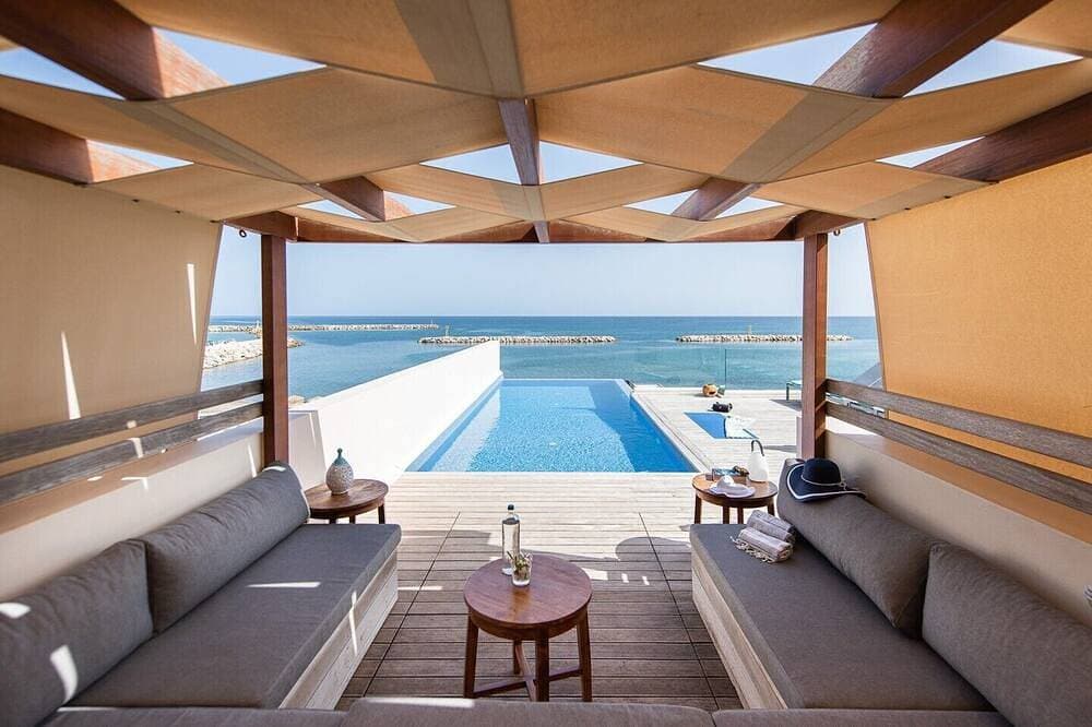 Foto 12 von 30: Celestine, beach front villa with roof top pool and spectacular views.