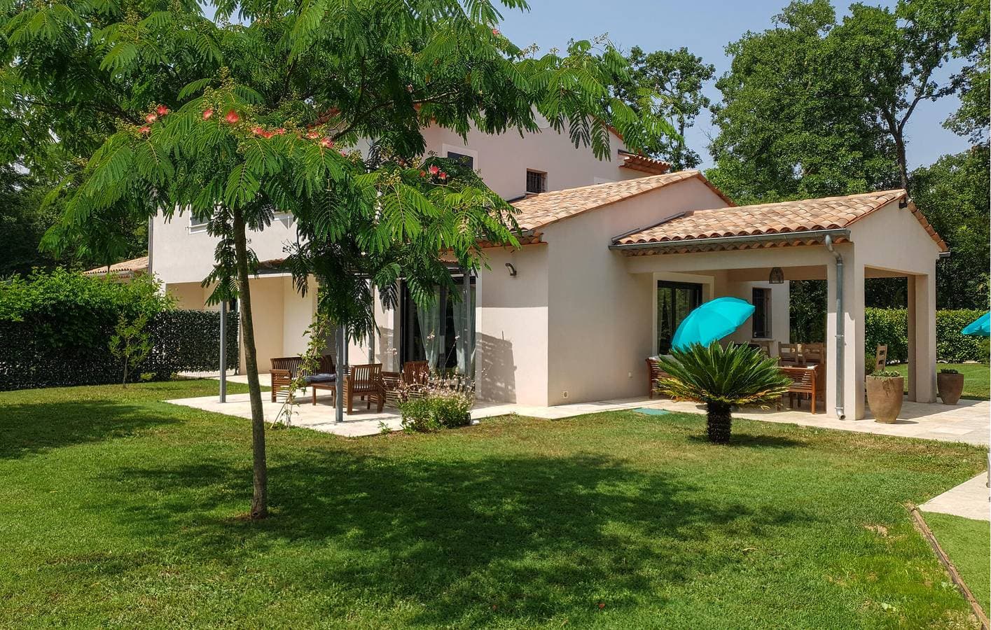 Geräumiger Rückzugsort mit Pool, Parkplatz und Terrasse 1