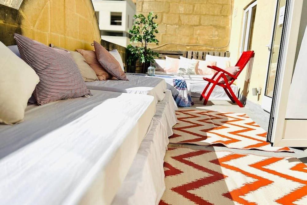 Private rooftop terrace + BBQ + Prime location! 1