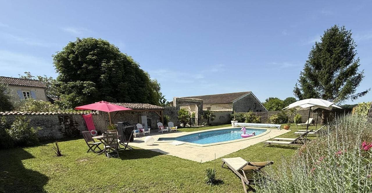 Gite maison charentaise - piscine privée 1