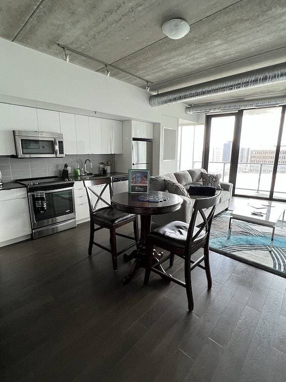 Foto 11 von 13: Executive Luxury 2 bed Spacious Downtown WIFI laundry