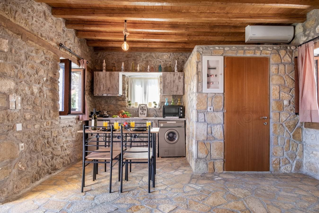 Foto 9 von 39: „Villa Lazar“ mit Terrasse, Klimaanlage und WLAN