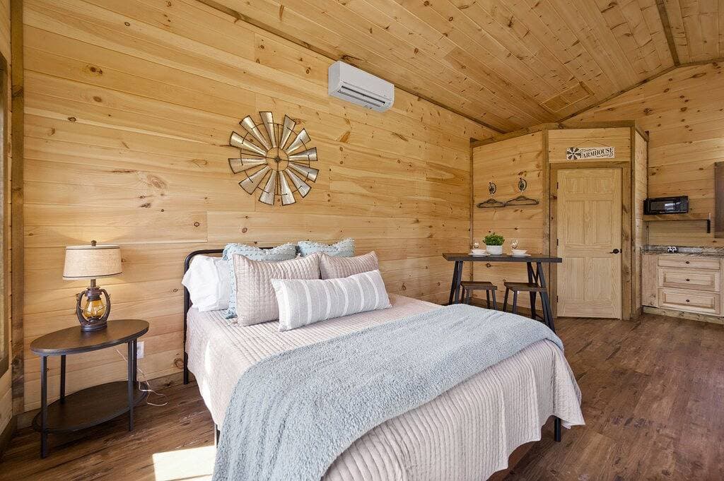 Foto 13 von 48: ☆Newly Build Cabin☆ Hot Tub ◇ Fire Pit ◇ Fireplace ◇ Dog-friendly