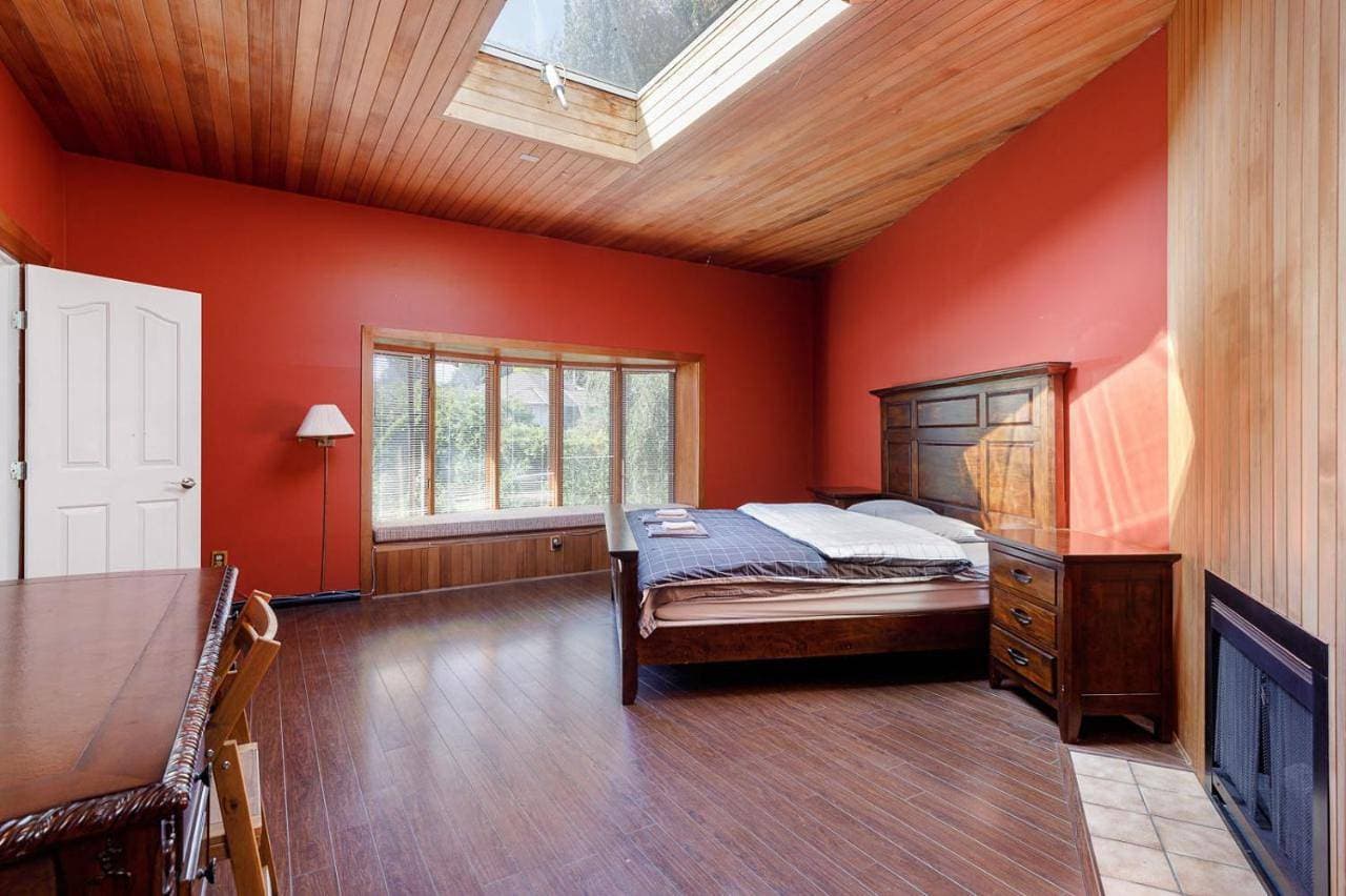 Bright and spacious bedroom with private bathroom 1