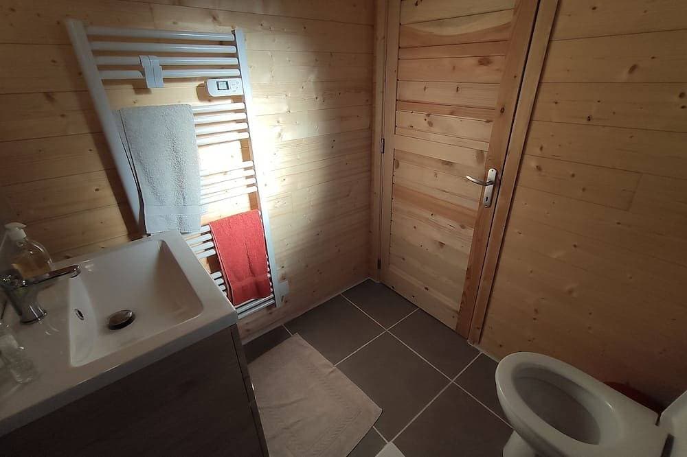 Foto 10 von 23: Kleines, unabhängiges Holzchalet mit Terrasse und Bergblick