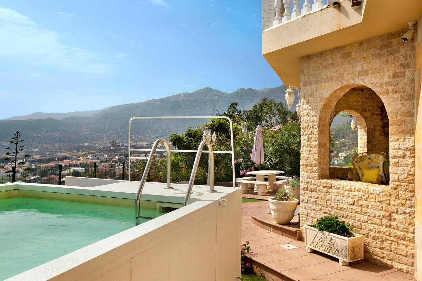 Foto 2 von 28: Villa Ferienhaus Hemi mit Bergblick, Meerblick, Pool, Wi-Fi, Terrassen und Garten
