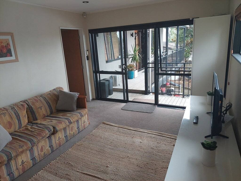 Foto 3 von 9: Self contained 1 bedroom. Livingroom doubles as bedroom with pullout double bed.