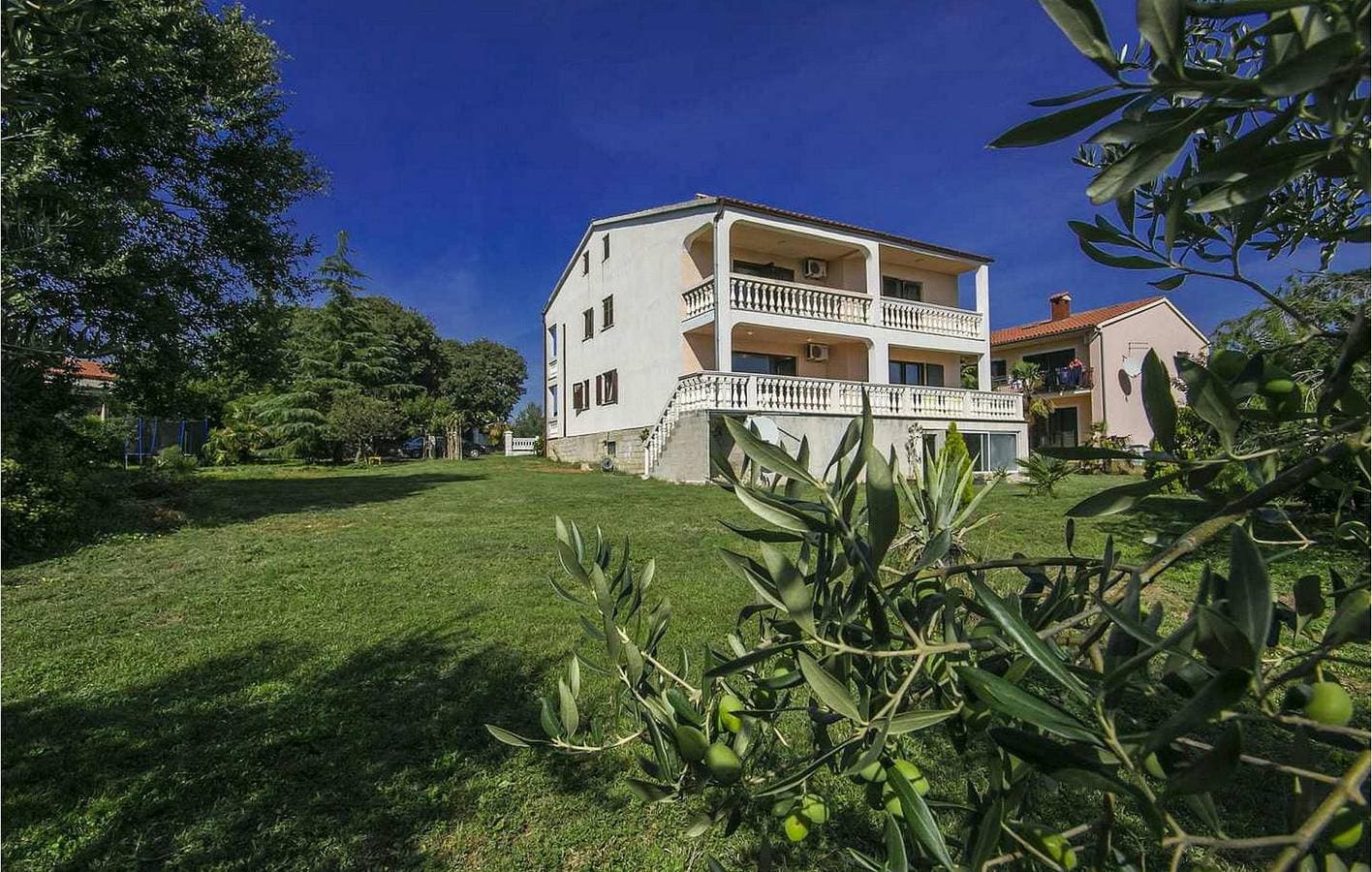 Gemütliche 100 m² große Wohnung mit Terrasse, WLAN und Parkplatz in der Nähe des Stadtzentrums 1