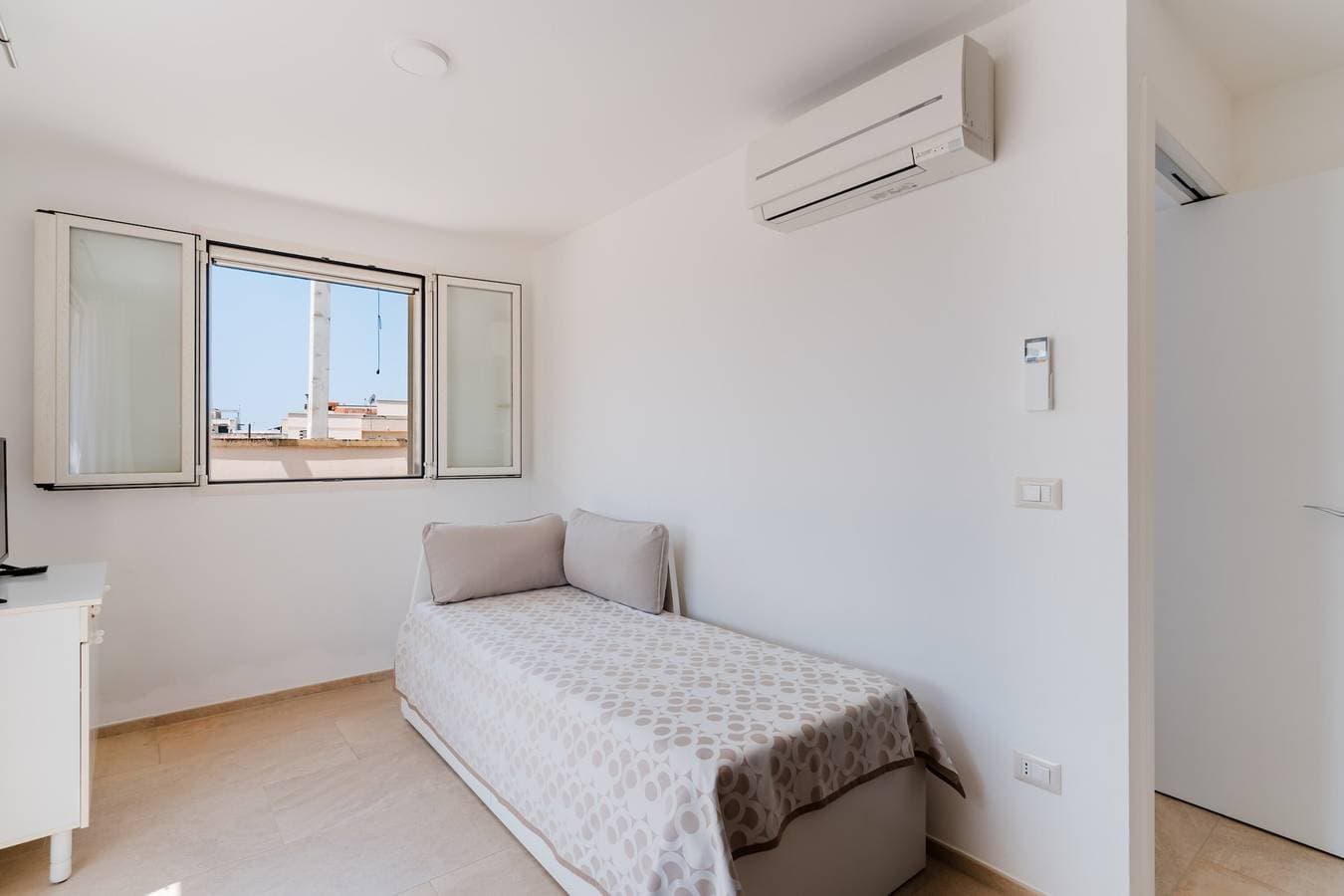 Foto 6 von 30: Ferienwohnung 'Bouganvillea' mit Meerblick, Gemeinschaftsterrasse und Klimaanlage