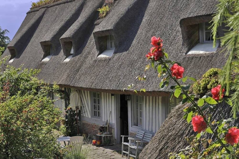 Norman thatched cottage with a view of the Seine 1