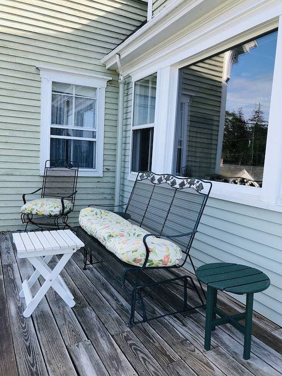 Foto 2 von 47: Sea Sparkle: Sunny Village Cottage mit Künstler-Studio und Panoramablick auf das Meer