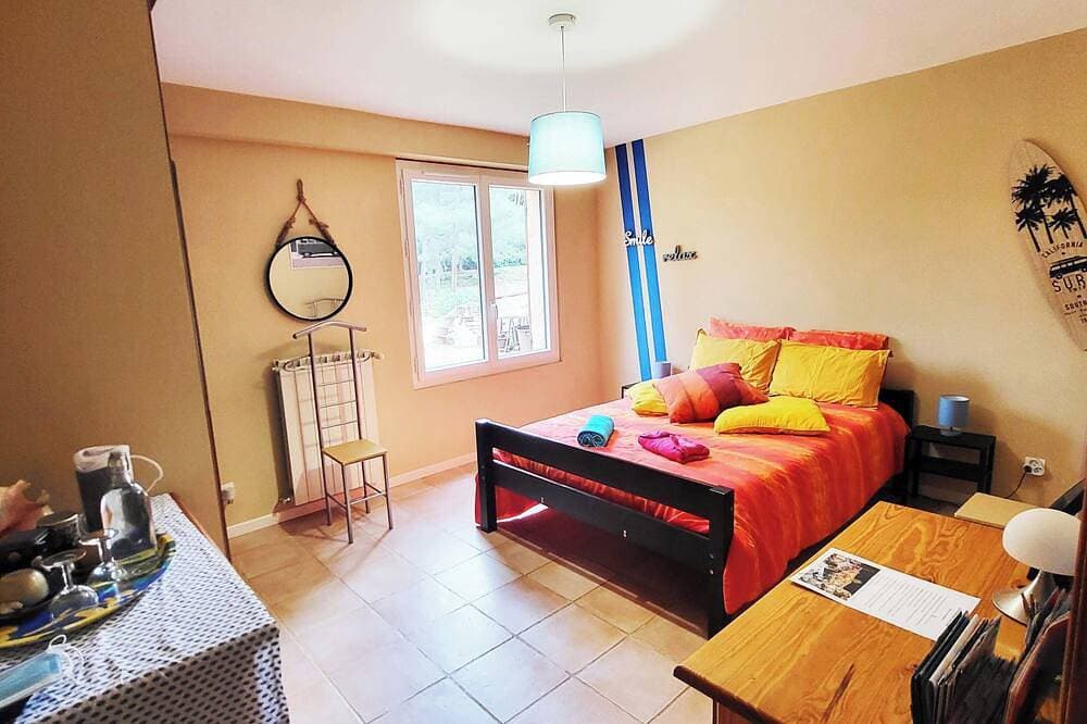 Foto 2 von 28: Privates Schlafzimmer, Schwimmbad, Poolhaus, Sommerküche auf schönem, ruhigem Grundstück