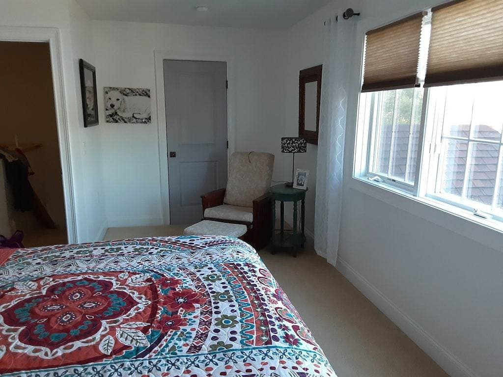 Foto 3 von 38: Relaxing, Fun, Comfortable Home on 50 ft. Flat Waterfront. 25 steps to the lake!