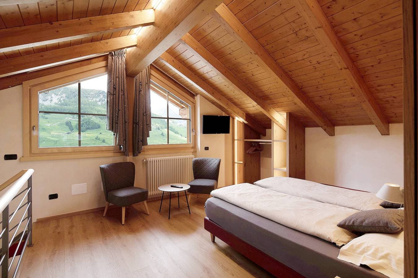 Foto 10 von 21: Ferienwohnung Chalet Monteneve Bordeaux mit Bergblick, Balkon und WLAN