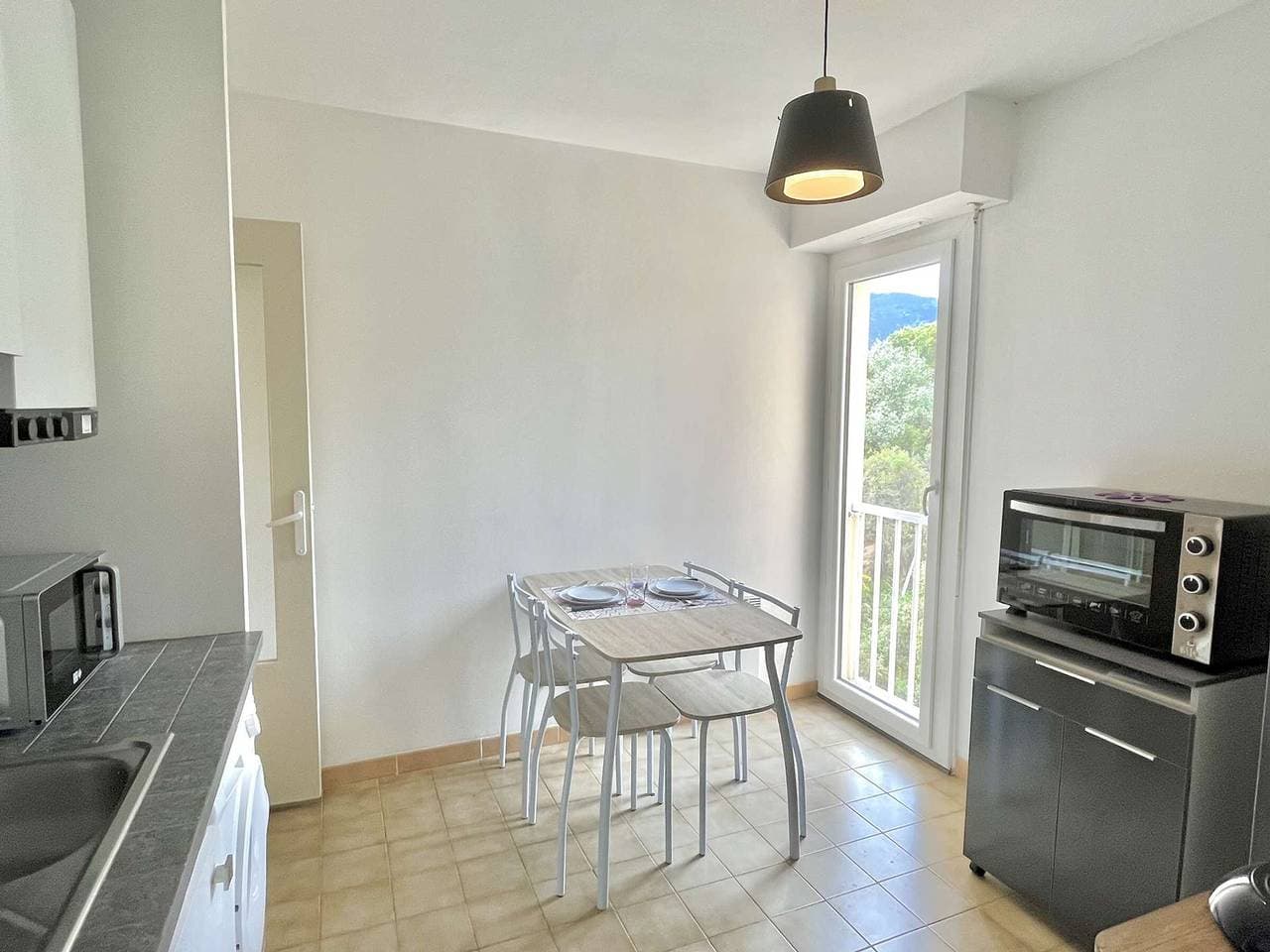 Foto 8 von 10: Gemütliches Studio mit Veranda, 10 Min vom Flughafen entfernt