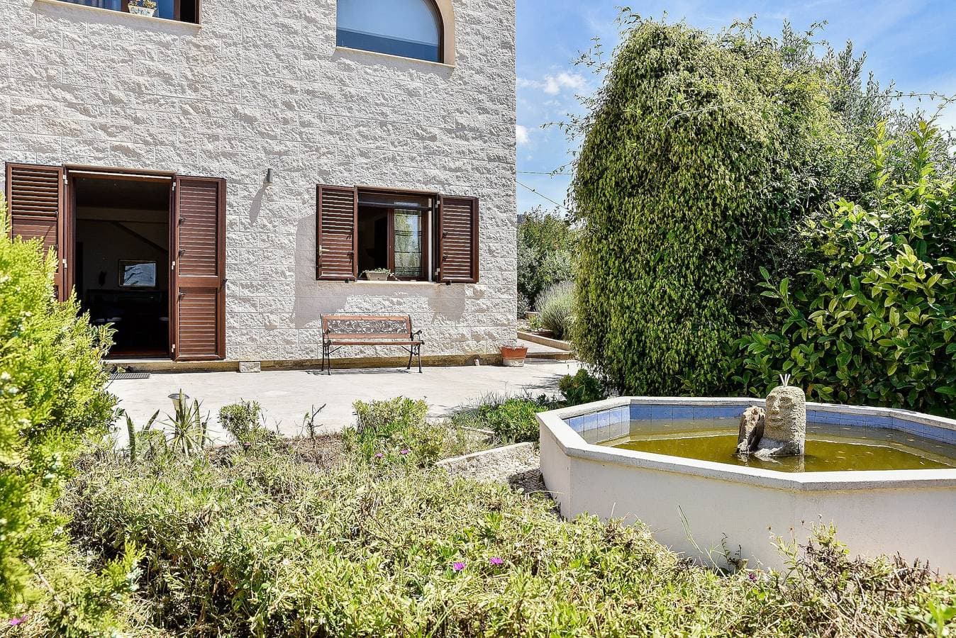 Foto 2 von 30: Ferienwohnung 'Villa Sovareto' mit Meerblick, Gemeinschaftsgarten und WLAN