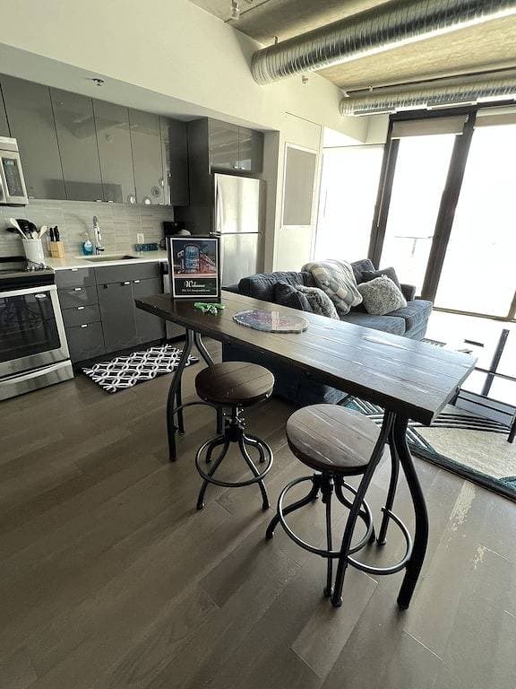 Foto 3 von 30: Executive 2 bed Condo King bed great Location downtown with laundry