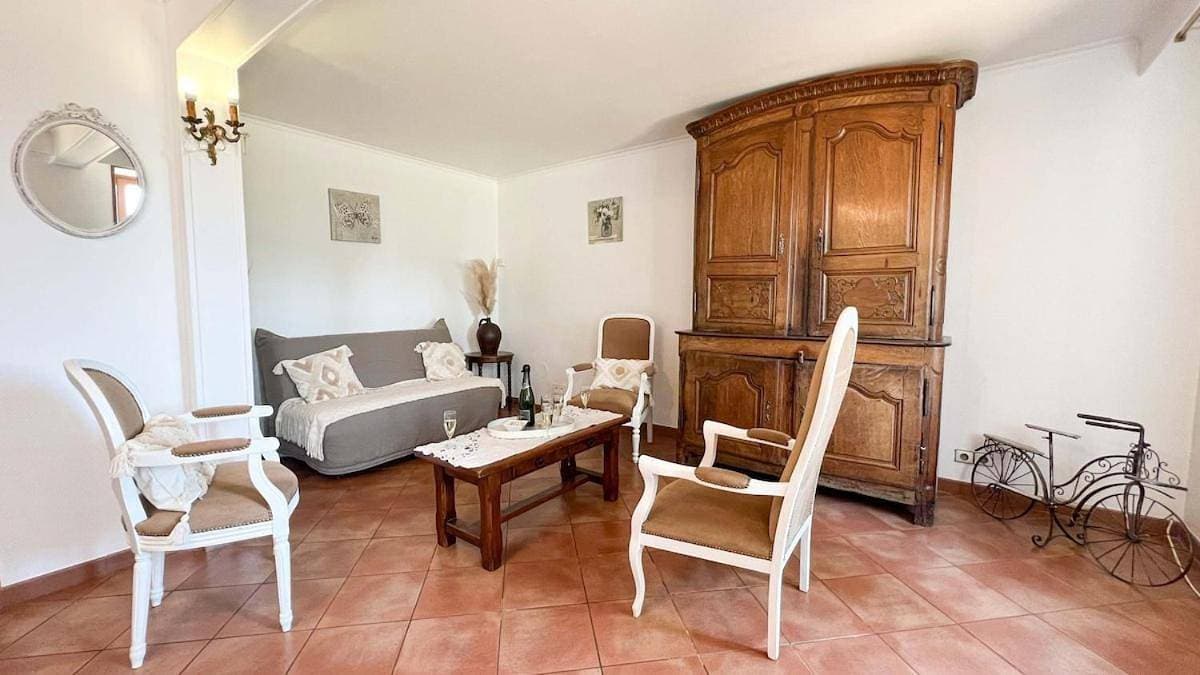 Foto 4 von 14: Three-Bedroom House