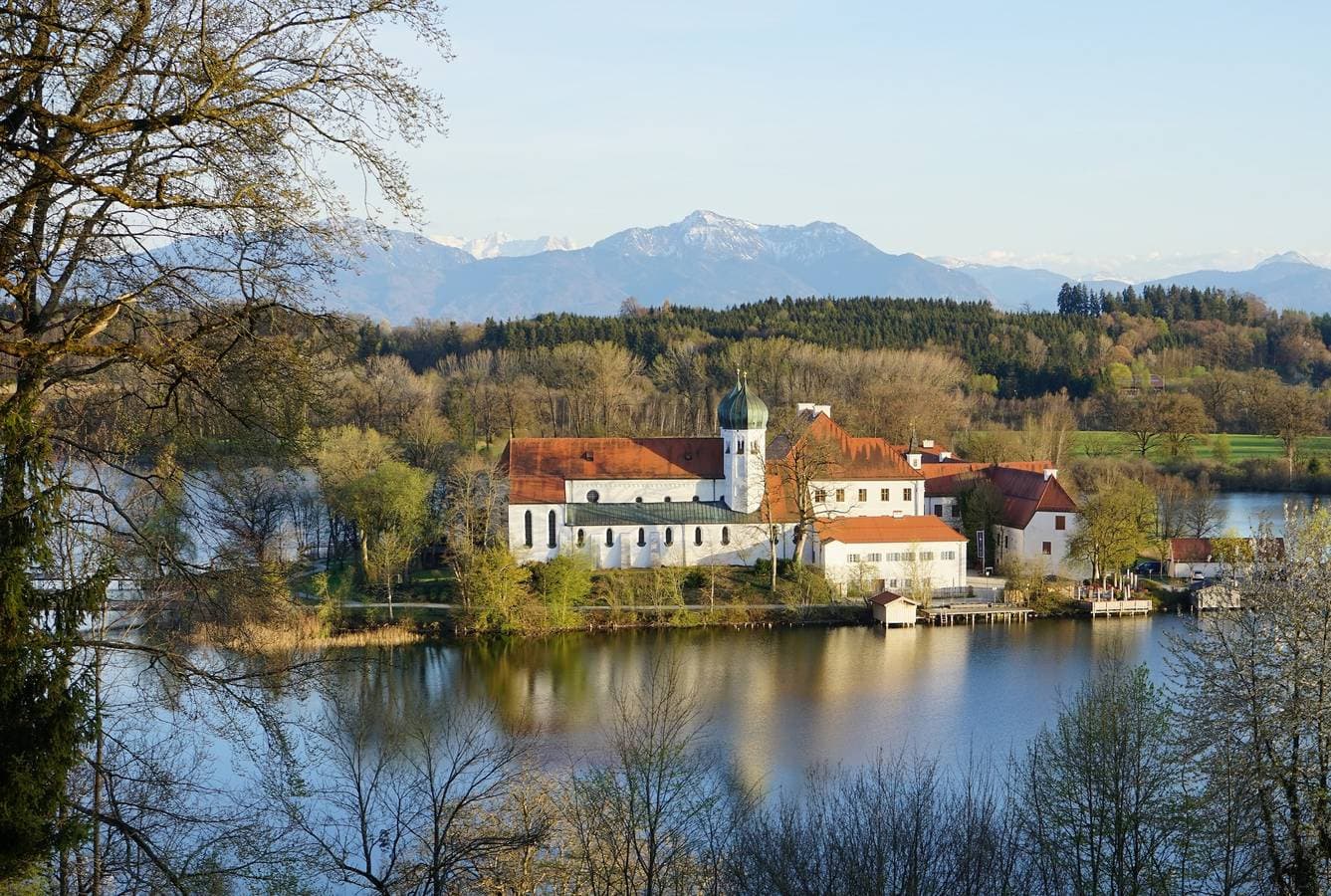 Foto 3 von 19: Ferienwohnung Aribo - Ferienwohnung 48qm mit Bergblick und Seeblick vom Balkon