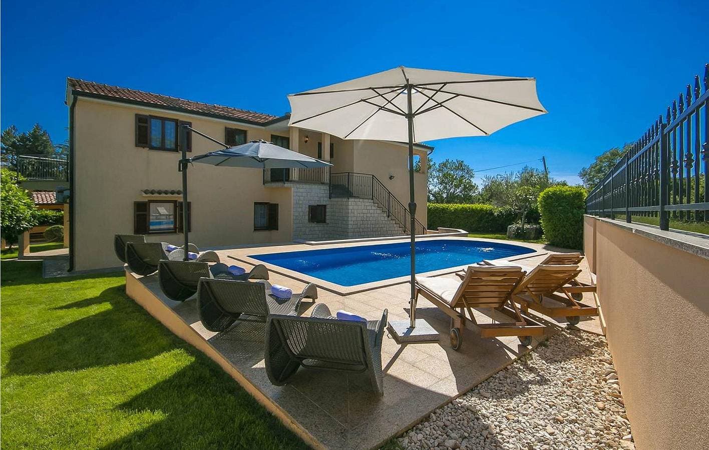 Foto 9 von 25: Charmante Ferienwohnung mit Pool, Terrasse und nur 600 m vom FKK-Strand entfernt