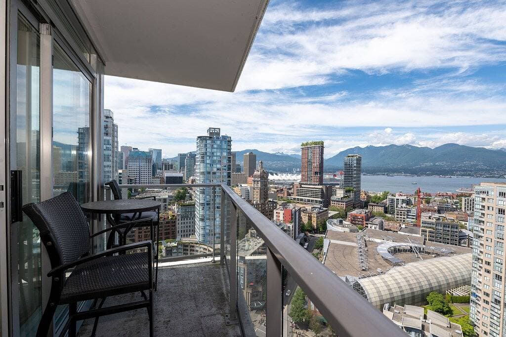 Foto 12 von 33: Vancouver condo: surreal water/mountain/harbor views 2Beds/2Ba